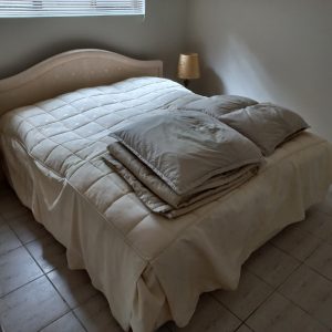Manually adjustable King/Queen bed
